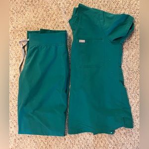 FIGS HUNTER GREEN SET